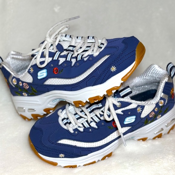 *SOLD* NEW! NWOT Beautiful Floral Sketchers - Picture 2 of 7